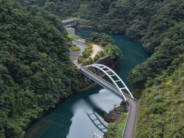 中央の新石小屋橋の右横に見えます_大沢の滝
