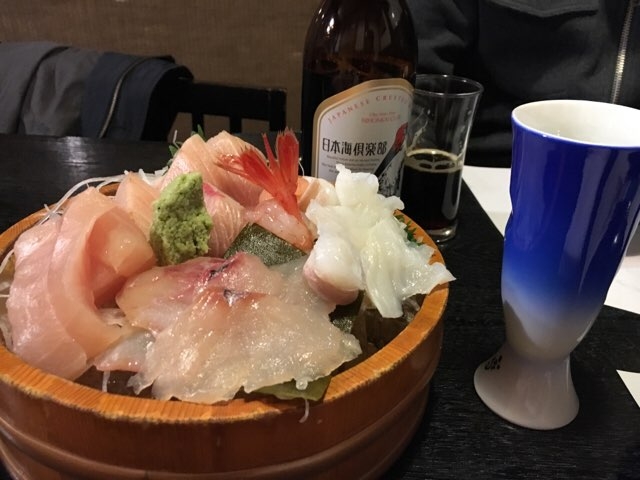 お刺身盛り合わせと日本酒_いたる 香林坊店