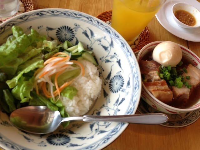 ご飯の上に角煮をのせて食べます_ベトナム家庭料理 シクロ 本鵠沼店
