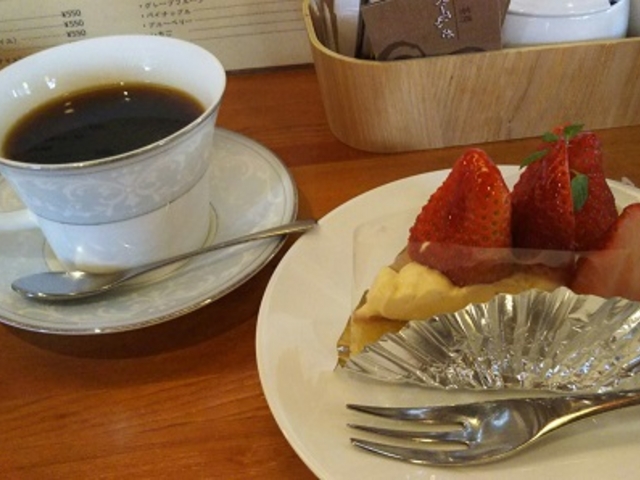イチゴのタルトとコーヒー_茶房ぐーてらいぜ