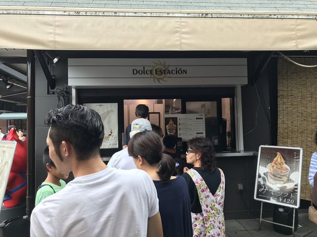 夏休み中で混雑していました_ドルチェ エスタシオン 横川サービスエリア店