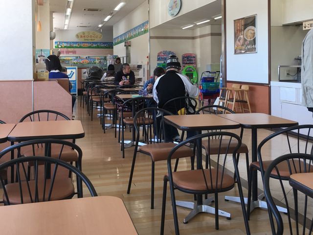 店舗内・イートスペース_ピクニックコート寄居北店