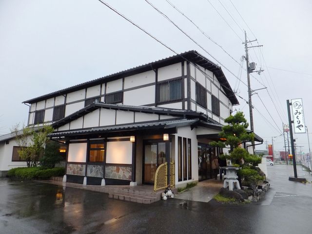 店舗の外観:広い駐車場が左右に2カ所_みくりや