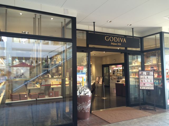 大きなフローズンチョコが目印_ゴディバ 三井アウトレットパーク倉敷店