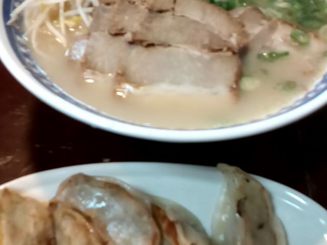 チャーシューメンと餃子_くろいわラーメン 本店