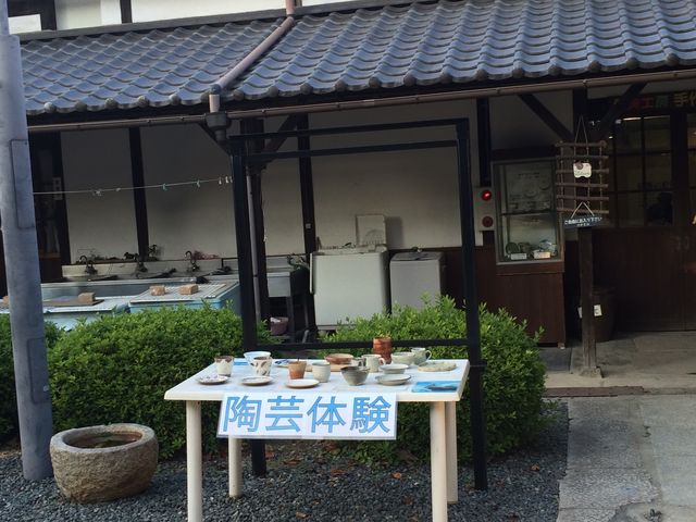 入り口に見本が_倉敷アイビースクエア愛美工房陶芸教室