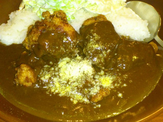 行くたびに食べる唐揚げカレー_モアナマカイ珊瑚礁