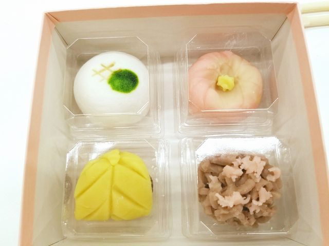 私が作った和菓子 手前2種と右奥_石川県観光物産館