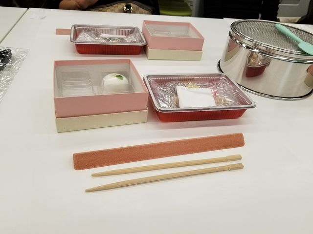 着座前に物品が準備されています_石川県観光物産館