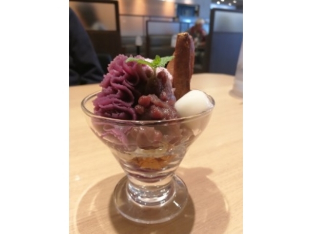 食後には季節のデザート「紫いものパフェ」を食べました_大戸屋 名古屋栄店