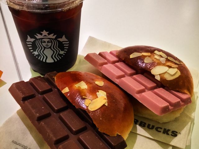 ミルクチョコを挟んだ"グテ"に、ストロベリーチョコを挟んだ"いちごグテ"。どちらも美味い!_ロイズ 新千歳空港店