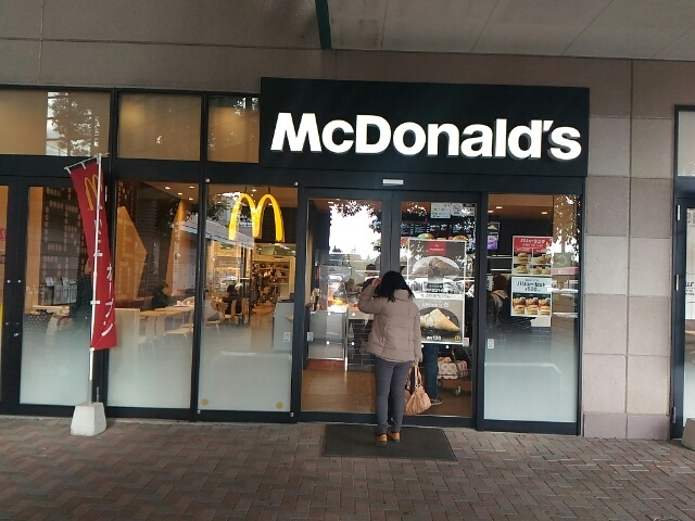 駐車場側から入口_マクドナルドイオン今市店