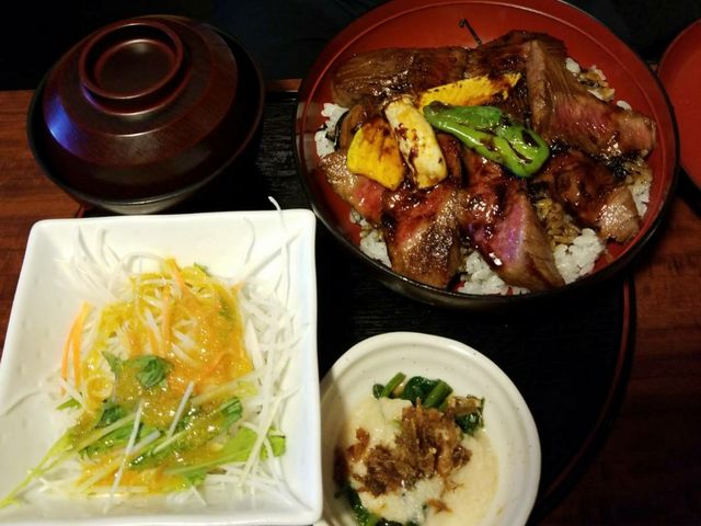 松阪牛ステーキ丼に舌鼓。_一升びん ラシック店