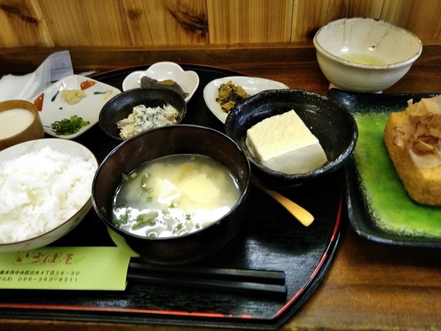 冷や奴、小鉢、お味噌汁に揚げ物、デザートと全て豆腐・豆乳なのに飽きない美味しさ_いろは屋