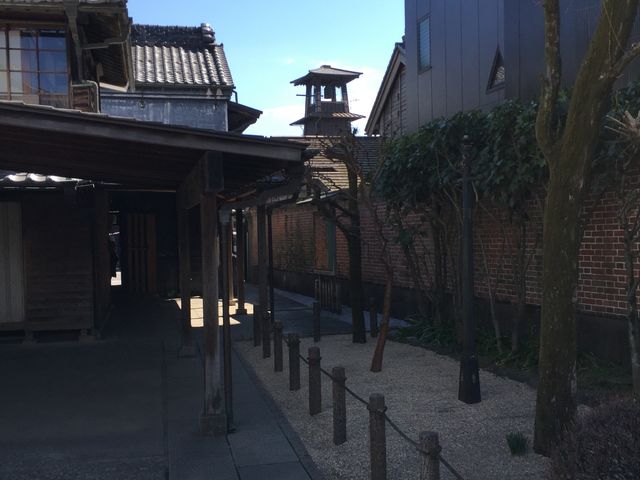 奥に見えるのが時の鐘です。_蔵造り資料館