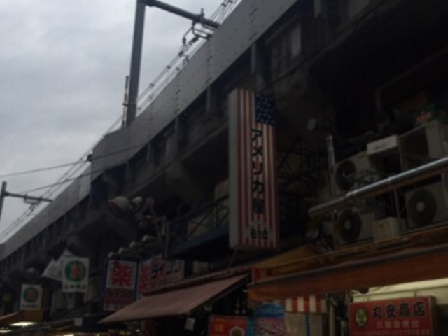高架下に店舗があります。_アメリカ屋 上野店