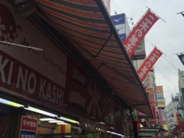 威勢の良い叩き売りの声が響きます。_二木の菓子・第一営業所