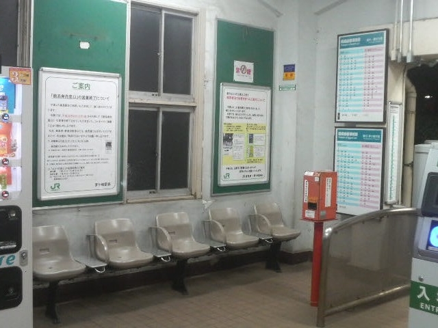倉見駅の駅舎内_JR倉見駅