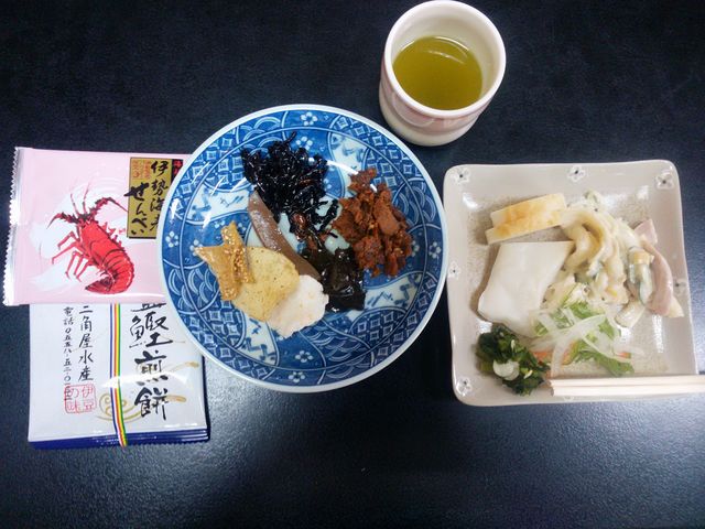 メインの食事以外におせんべい・お漬物・おつまみなどがありました_めし処 味蔵山