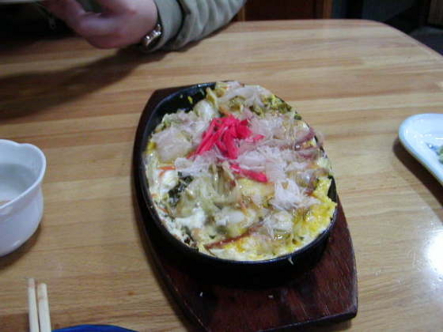 漬物ステーキとは白菜の古漬けと竹輪を炒めて玉子でとじて、花鰹と紅生姜をトッピングした料理w_居酒屋 和田