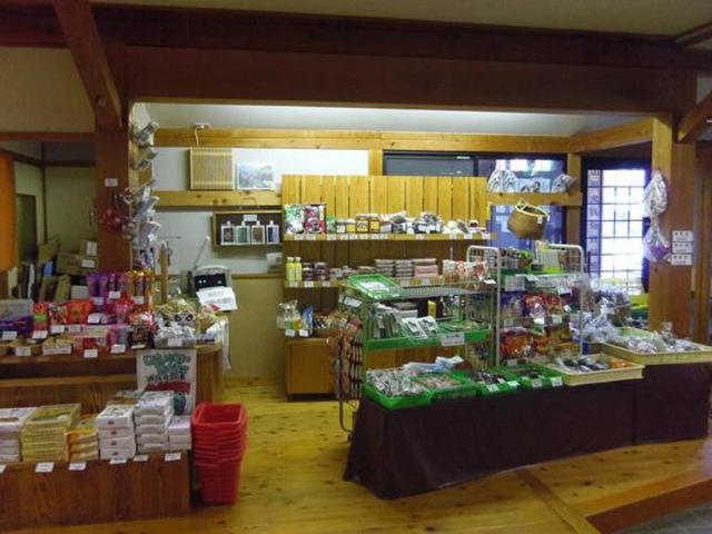 土産物も売ってます_美山温泉愛徳荘