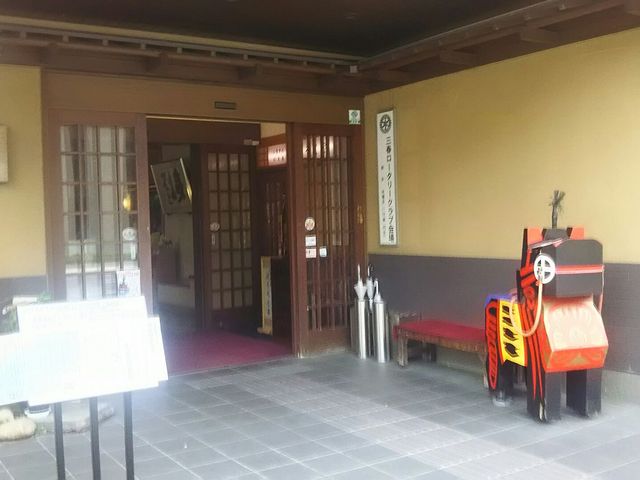 入口(三春駒がお出迎え)_お食事処ほうろく亭