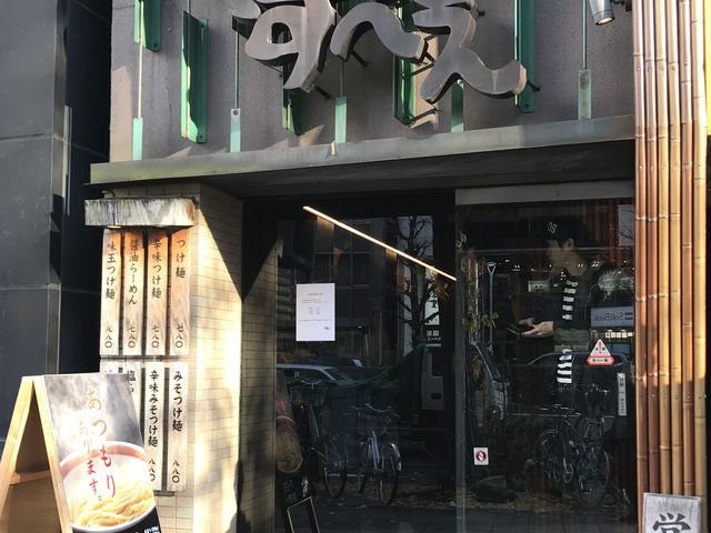 【やすべえ 新宿店】歩行者の妨げにならないように、お店の前を開けて歩行者道路の車道側に並んでます。_つけ麺屋 やすべえ 新宿店