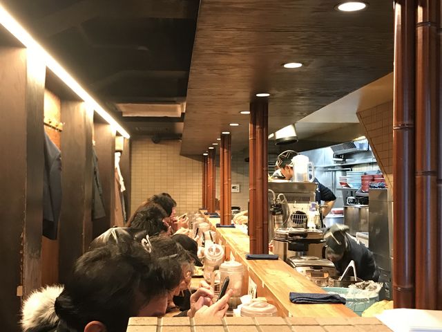 【やすべえ 新宿店】お席はこれで全部です。3人連れで並び希望とかだともっと待たされます。_つけ麺屋 やすべえ 新宿店