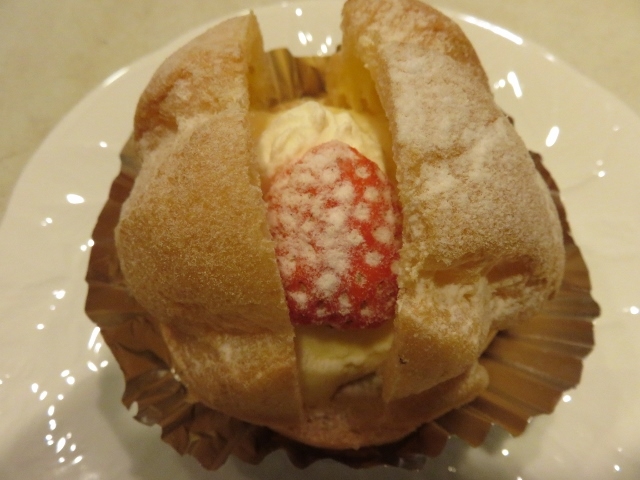 イチゴのシュークリーム_アンデケン 本店