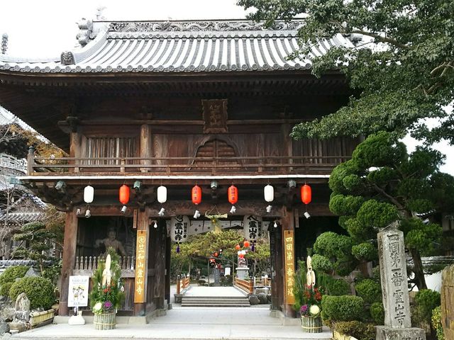 只今改装中です。規模は大きくありませんが、厳かな雰囲気でした。_第1番札所霊山寺