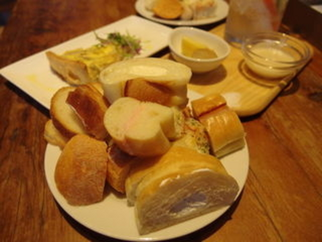 パン食べ放題_茶屋町 ファクトリーカフェ