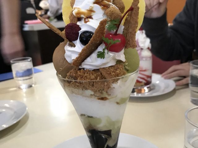 ピスタチオと塩キャラメルのパフェ_Cafe de Blue