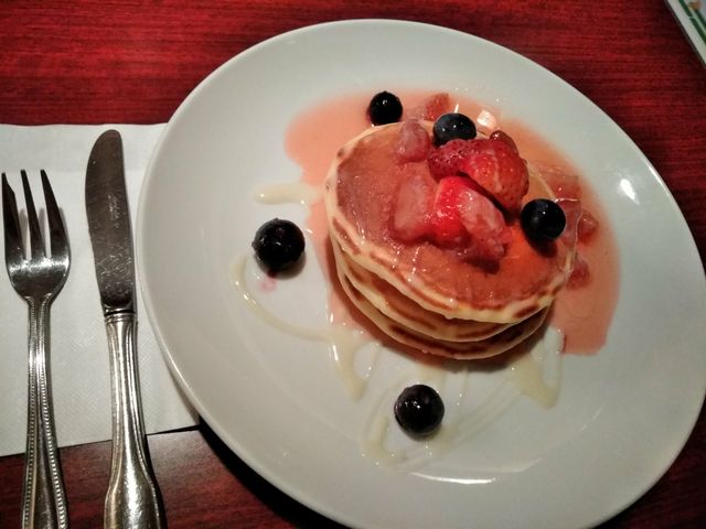 フルーツたっぷり、フワフワのイチゴパンケーキ650円_JINN