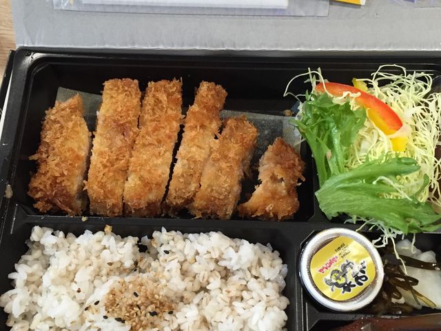 持ち帰りの山麓ロース弁当_山かつ国府店