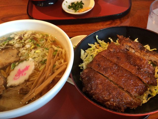 ラーメンとミニソースカツ丼のセット_めでたいや
