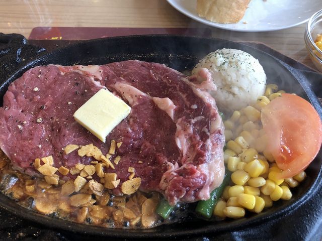 熱々の鉄板にはご注意を^ ^_ステーキハウス810