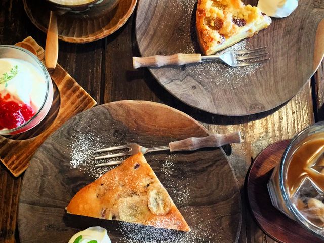 バナナとあんこのケーキにぶどうのタルト。器もオシャレです!_Japanese Style cafe&dining 霑 TEN