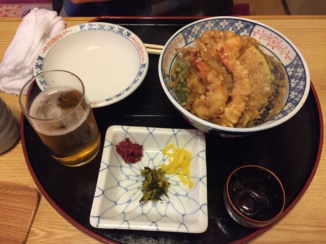天丼です。画面から外れましたが味噌汁も付いてます。ビールは別料金です。_てんぷら天也