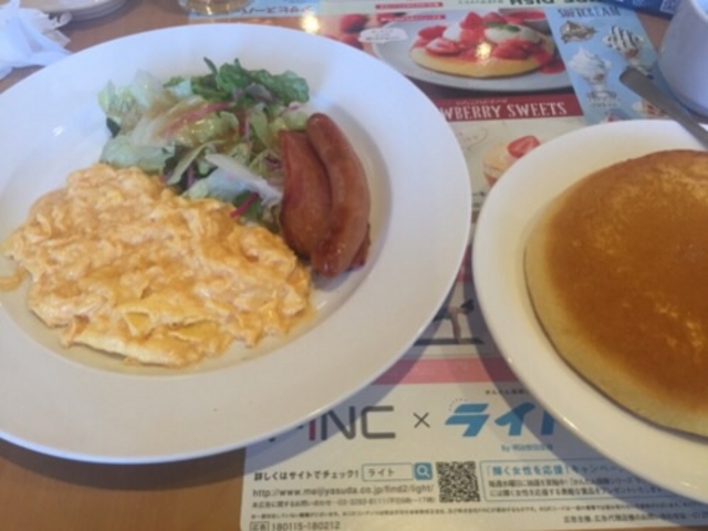 スクランブルエッグとパンケーキです。_ガスト 佐倉店