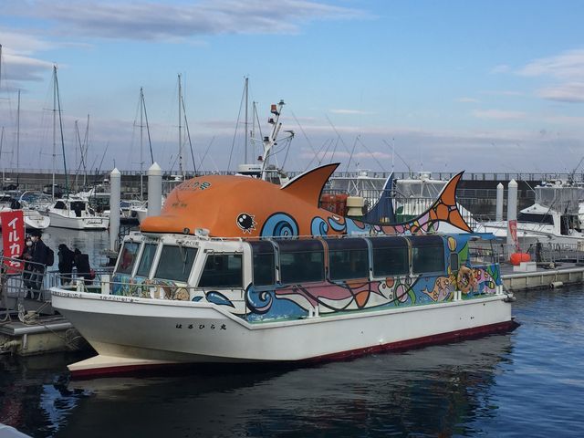 船着場に停泊中のはるひら丸イルカ号!_海中遊覧船はるひら丸イルカ号・伊東マリンタウン発着場