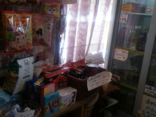 ちょっとした菓子販売コーナーもある_CocoKana・軽食喫茶