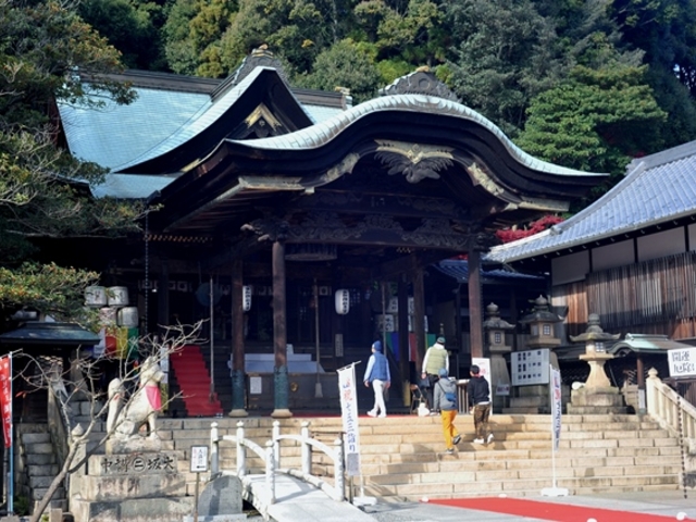 参拝客が多い神社だ_由加神社