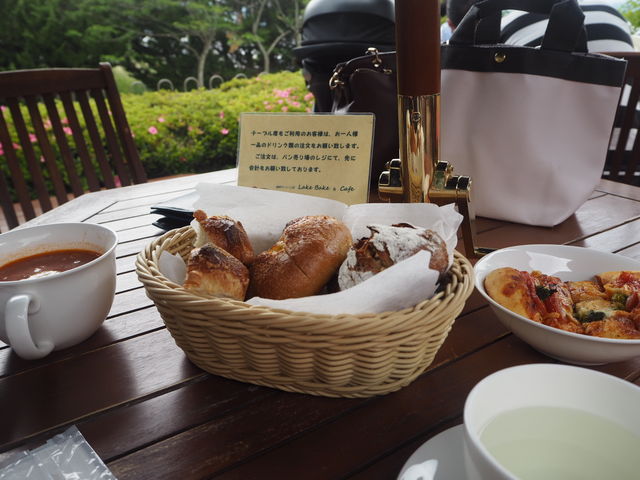 テラス席でランチ_湖畔のパン工房 レイクベイク