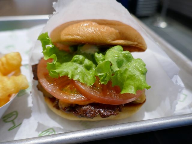 確かに美味しいです_シェイク シャック 外苑いちょう並木店(SHAKE SHACK)