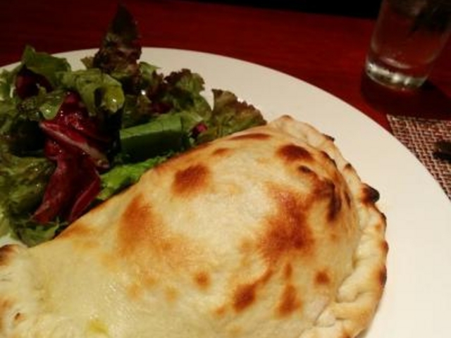 カルツォーネ_地中海料理 アチェンド