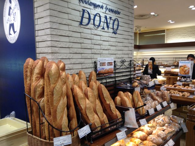 フランスパン並び_DONQ・西武池袋店
