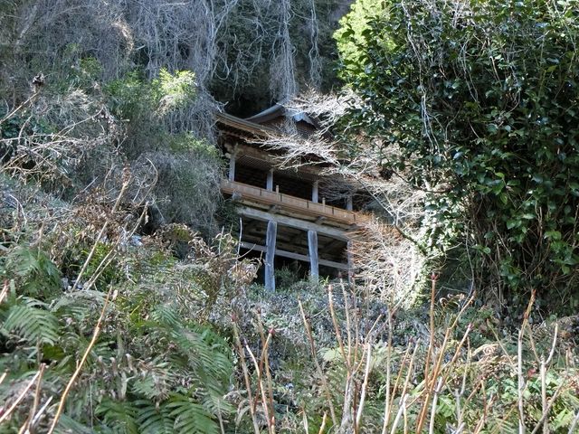 上に見える鷹栖観音堂_鷹栖つり橋公園