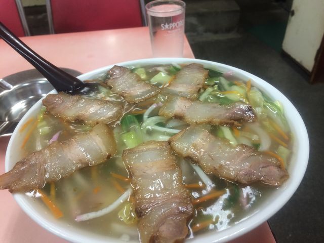 餡がたっぷりで、麺までたどり着くのも大変!_末広亭