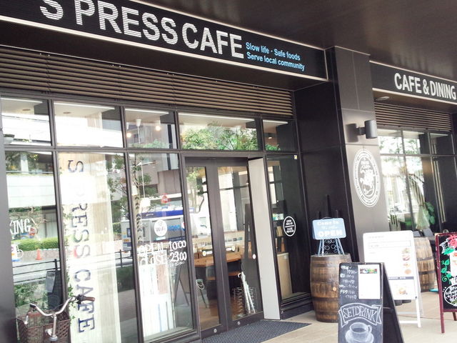 ビルの1階にあります_S PRESS CAFE エス プレス カフェ