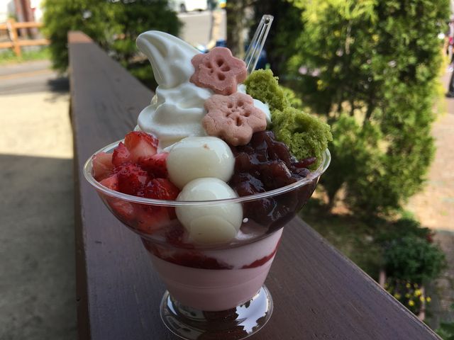創業祭限定の春パフェ_おおむら夢ファーム シュシュぶどう畑のれすとらん